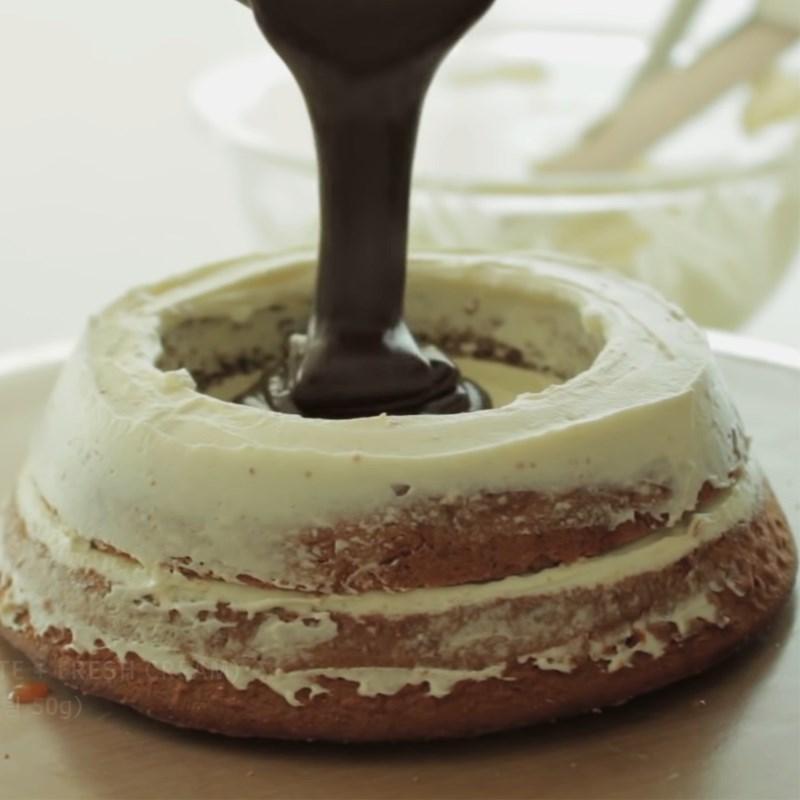 Bước 6 Tạo hình bánh Bánh tiramisu socola nhân socola chảy