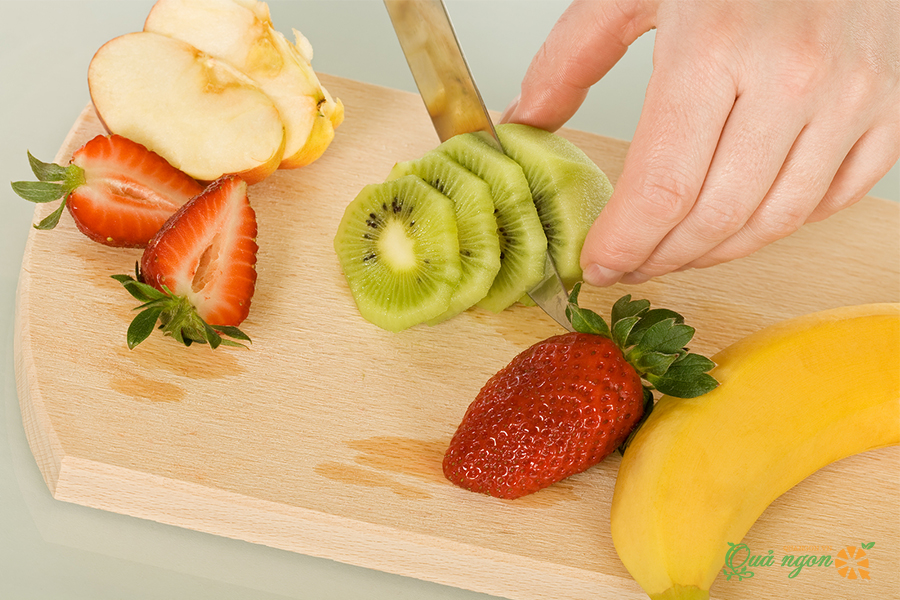 Cắt lát các loại trái cây yêu thích thành miếng nhỏ vừa ăn.