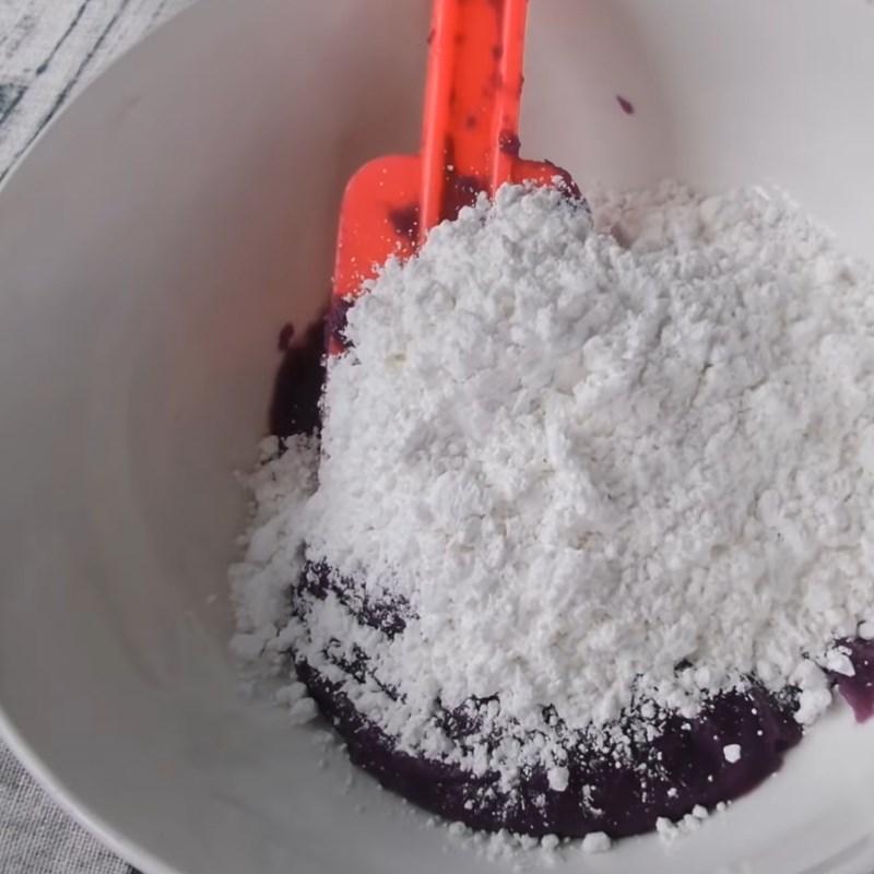Bước 4 Trộn bột khoai thầy thuốc Bánh khoai thầy thuốc tím nhân đậu xanh